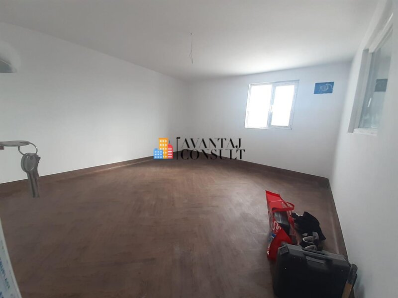 Domnesti, hala 300 mp curte 600 mp betonata